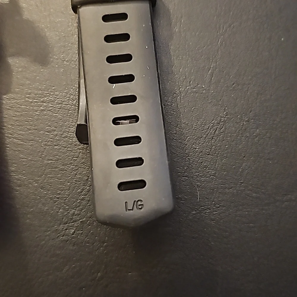 Fitbit w/screen protector ,charger & 3 Small bands and 1 Large band